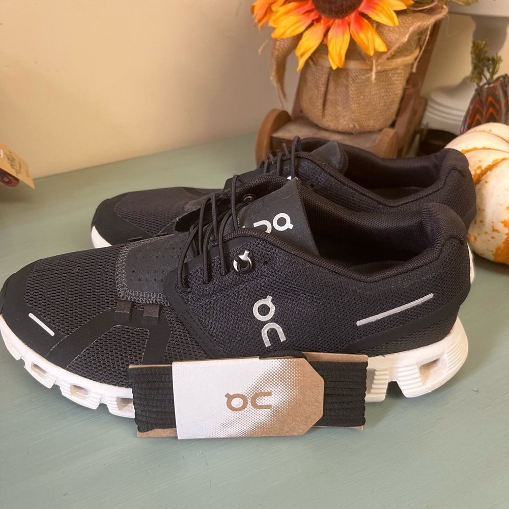 Cloud 5 Black Womens Size 7.5